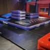 Airfloor obstacle zone indoor play park 12SPRINGS Airfloor Obstacle Zone mit gestapelten AirBoxen in einem Indoor-Spielpark