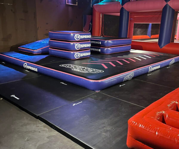 Airfloor obstacle zone indoor play park 12SPRINGS Airfloor Obstacle Zone mit gestapelten AirBoxen in einem Indoor-Spielpark