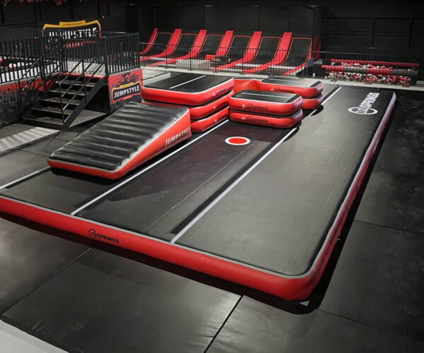 Airfloor obstacle zone trampoline park 12SPRINGS Airfloor Obstacle Zone mit AirIncline und AirBoxen in einem Trampolinpark