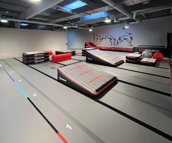 Airfloor gymnastics hall 12SPRINGS Airfloor mit AirInclines, AirBoxen und AirBeam in einer Turnhalle